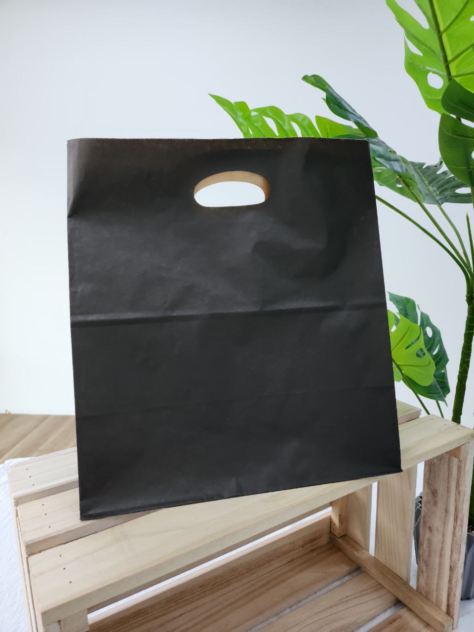 LARGE D BAG WITH PE REINFORCED DIE-CUT HANDLE - BLACK
